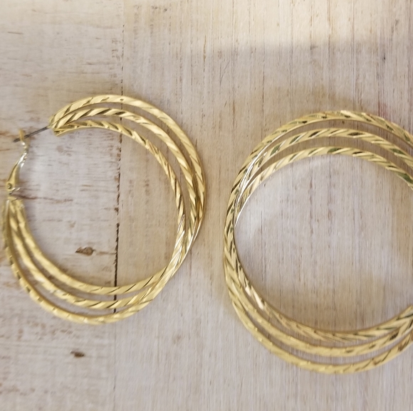 Bold goldtone hoop earrings - Picture 6 of 8